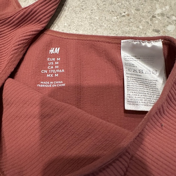 H&M TWO PIECE OUTFIT BIKER SHORTS AND CROP TOP - Picture 3 of 3